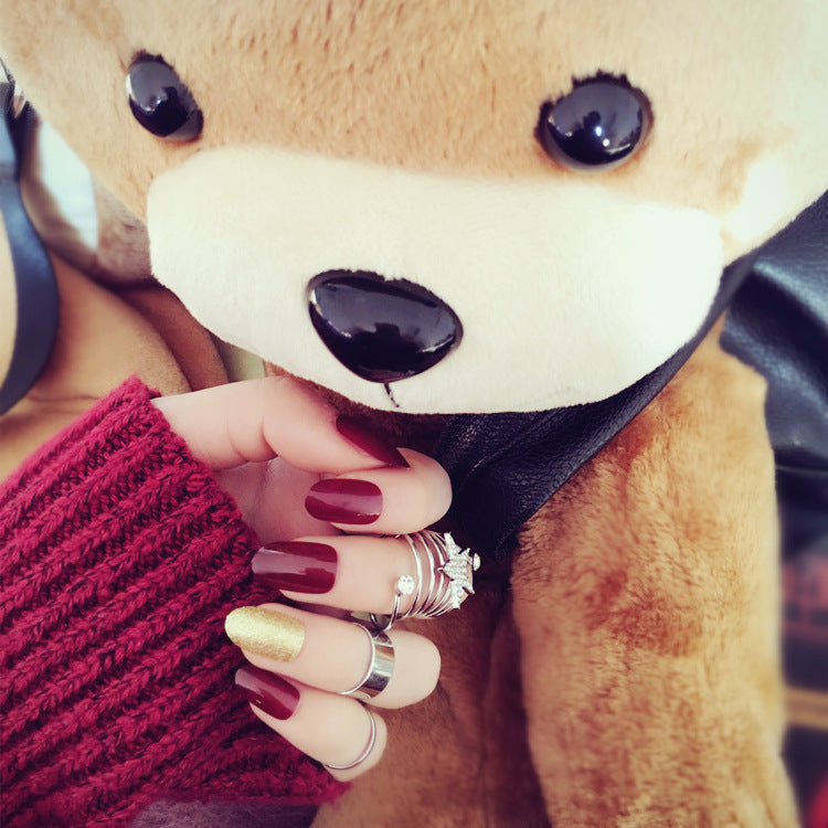 Dekoratives Nagelkunstset mit atemberaubenden Designs