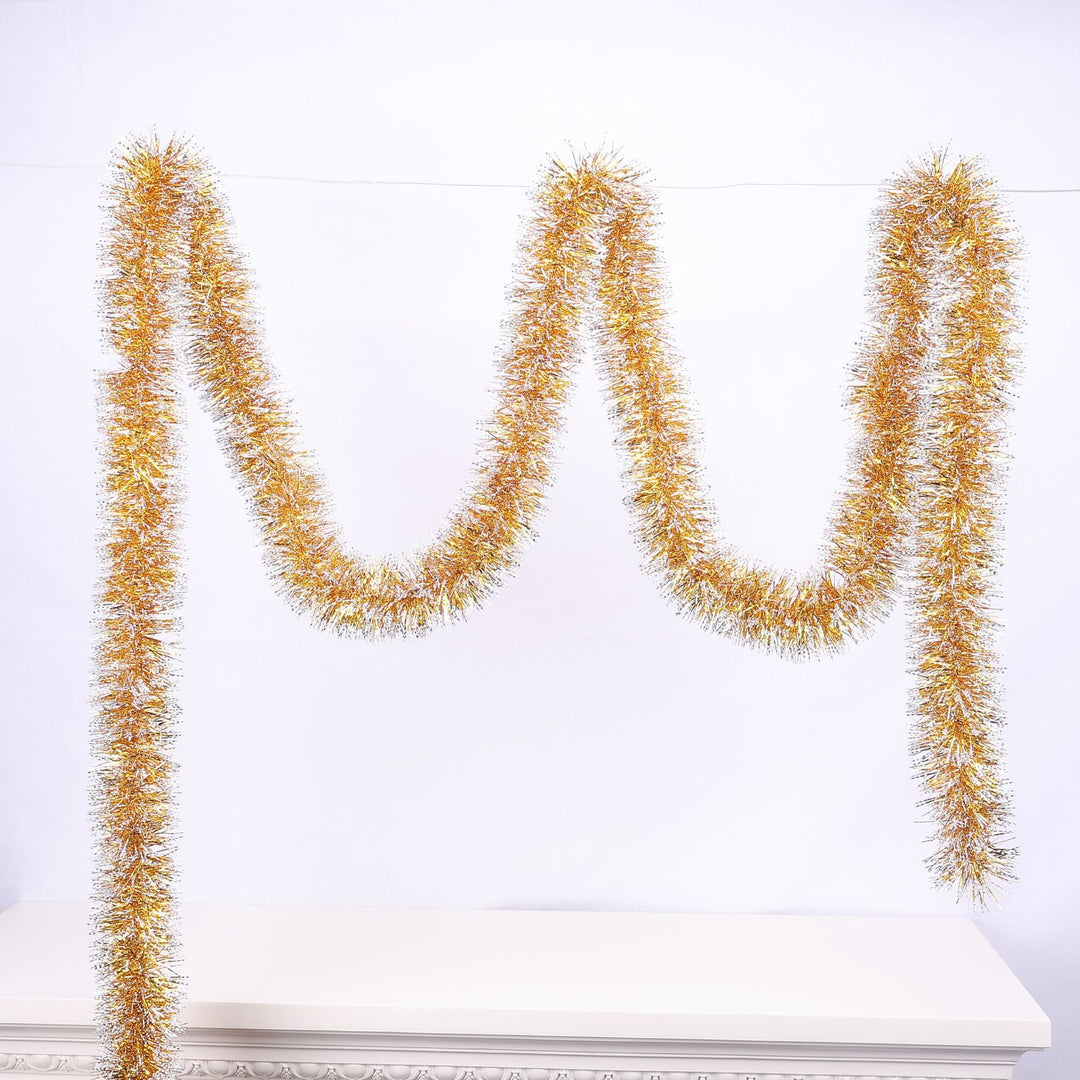 Glitzernde Weihnachtsgirlande mit Schneeflockenmotiven