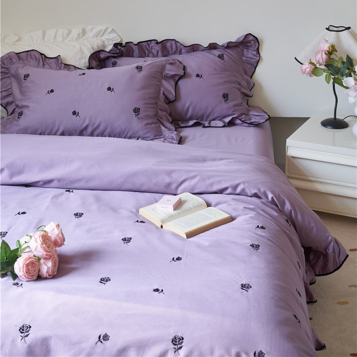Bettgarnitur mit bestickten Rosen, Volant-Details und extra weichem Baumwollsatin