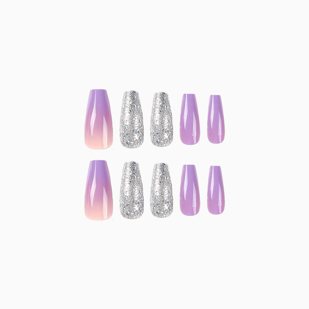 Kunstvolle Nagelverlängerungen mit Glitzer-Design Karnz
