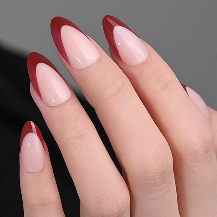 Kunstnagelset mit eleganten French-Spitzen und modernen Akzenten Karnz