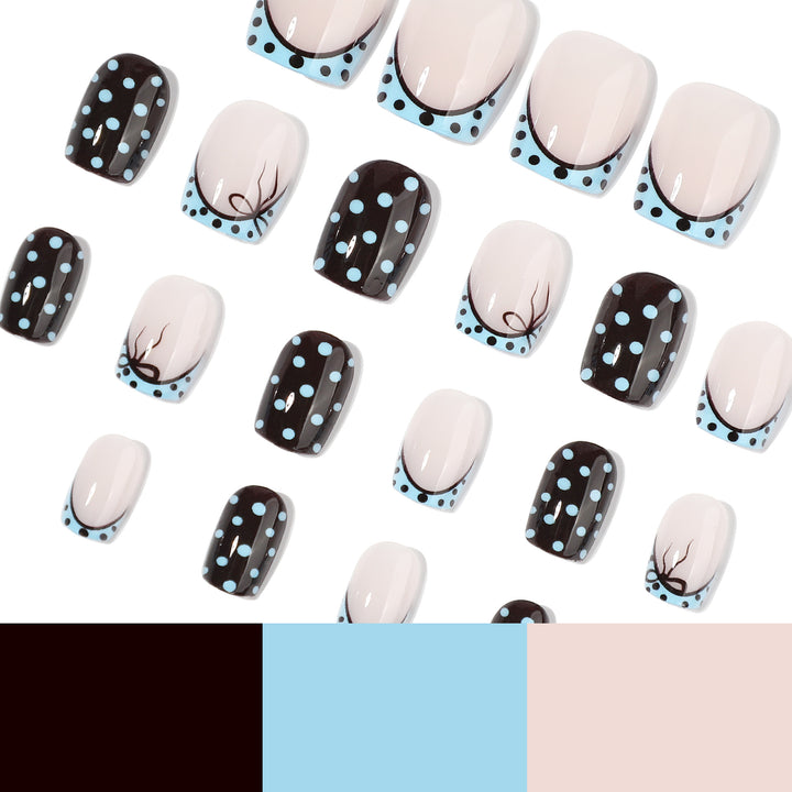 Kunstvolle Nagelverlängerungen mit verspielten Punkten und elegantem Design Karnz