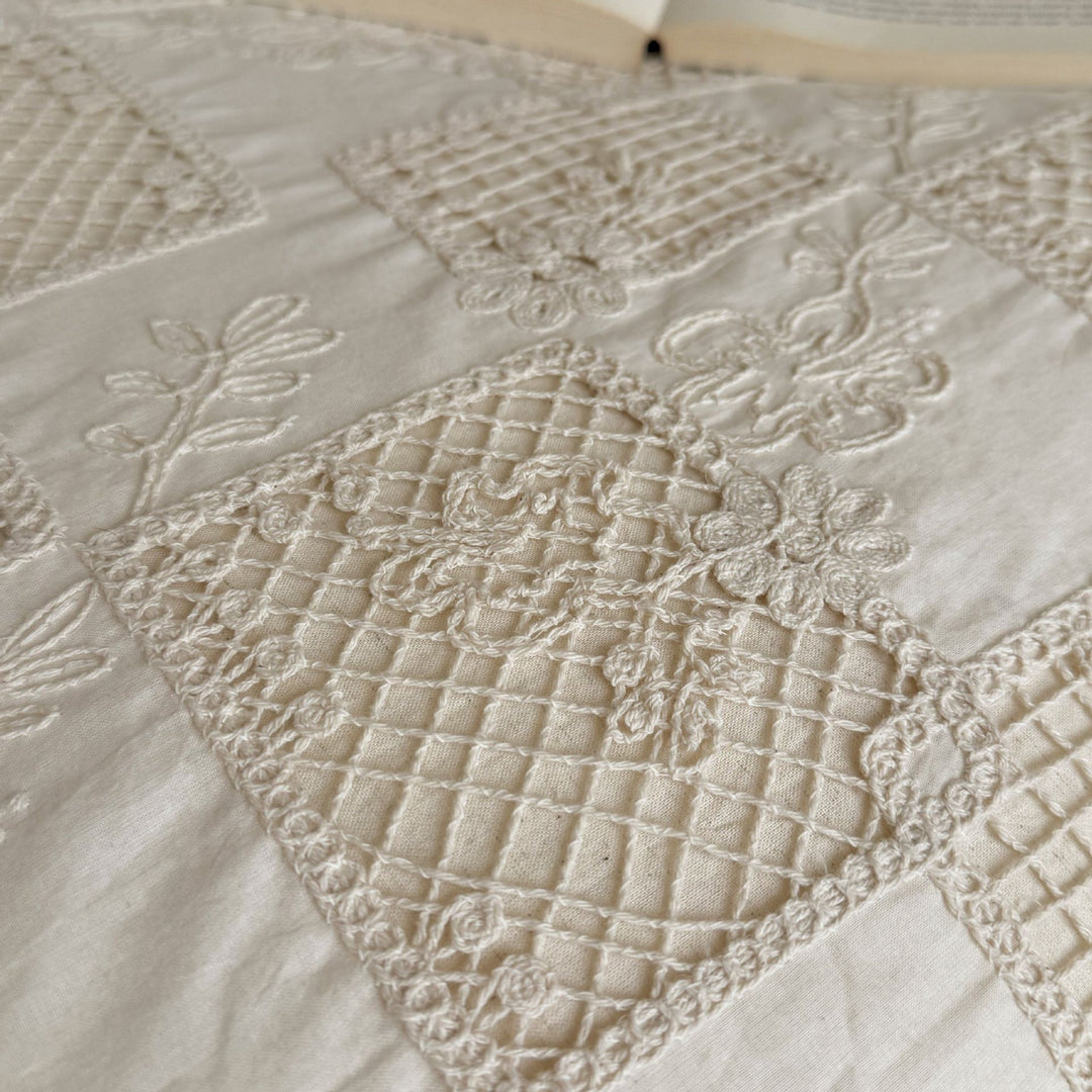 Rüschen-Bettwäscheset aus Baumwoll-Quilt mit Steppmuster und Kissenbezügen