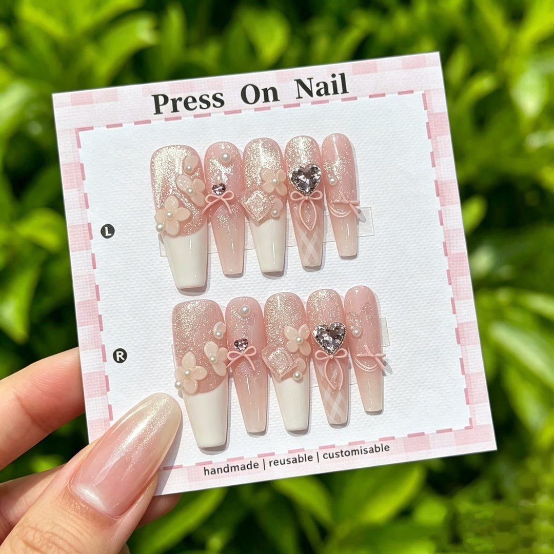 Elegantes Press-On Nail Art Set mit 3D Blumenakzenten