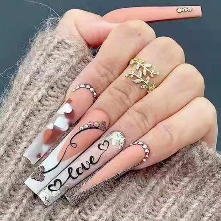 Kunstnagelset mit romantischen Herz- und Glitzerverzierungen Karnz
