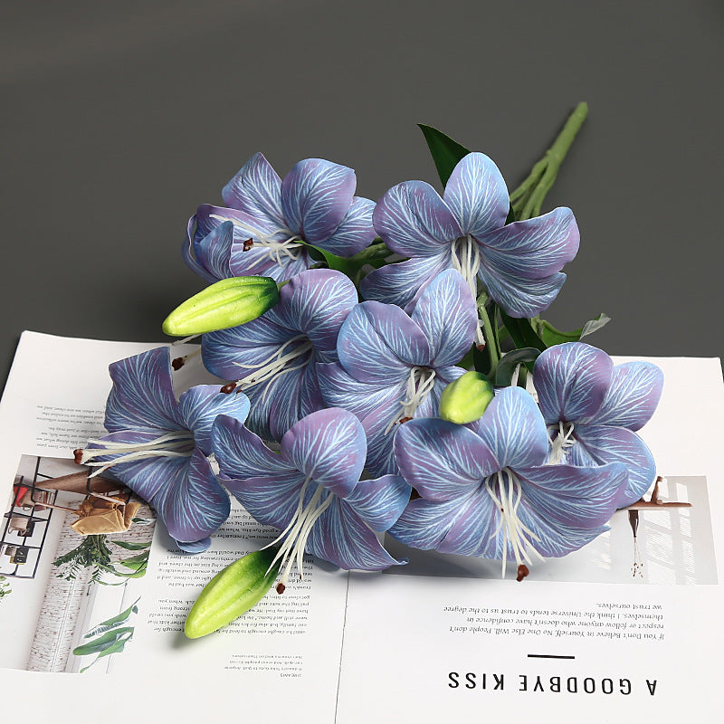 Realistischer lebensnaher Lilienblumenstrauß