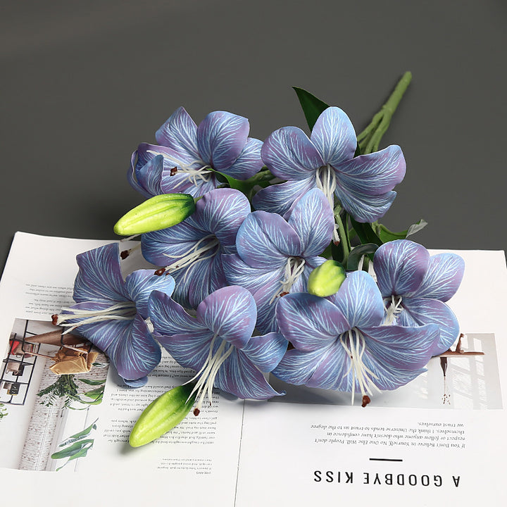 Realistischer lebensnaher Lilienblumenstrauß