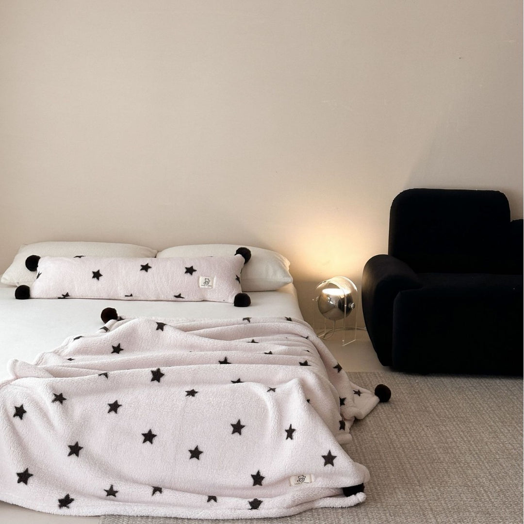 Große kuschelige Wohndecke im Nordic-Boho-Muster mit Pompon-Quasten