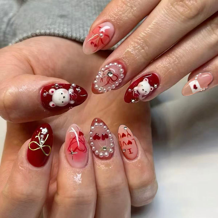 Kunstvolle Nagelset mit liebevollen Motiven Karnz