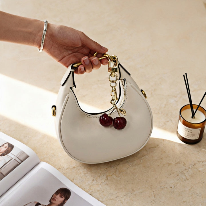 Trendige Handtasche mit Fruchtigem Anhänger Karnz