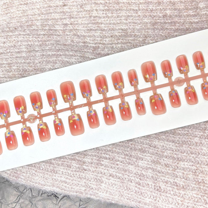 Elegantes Press-On-Nagelset mit floralen Akzenten