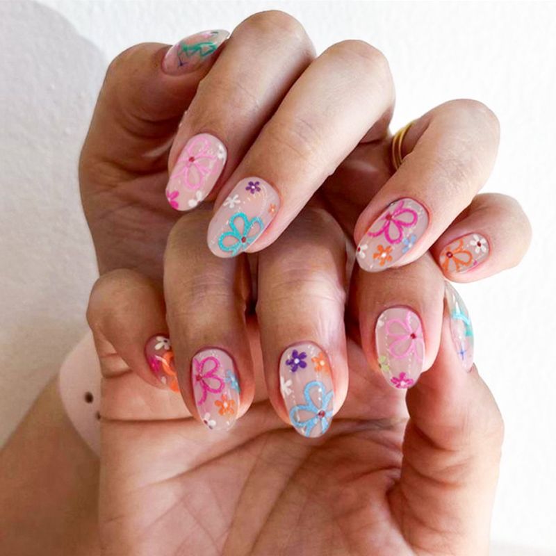 Kunstnagelset mit bunten Blumenmotiven Karnz