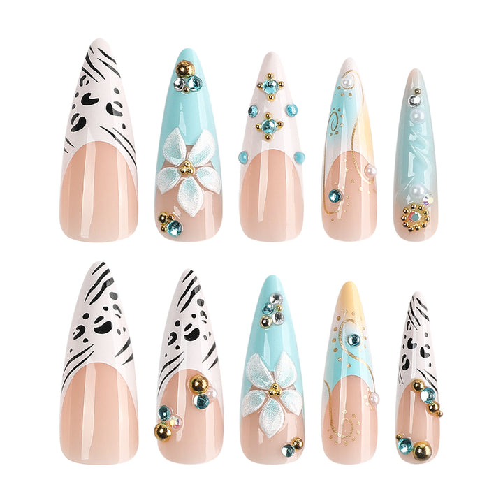 Kunstvolle Stiletto-Nägel mit floralen Akzenten und Glitzerdetails Karnz