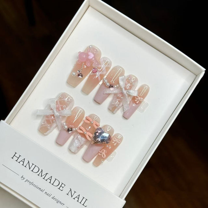 Künstlerisches Press-On-Nagelset mit dekorativem Anstieg und Edelsteinakzenten