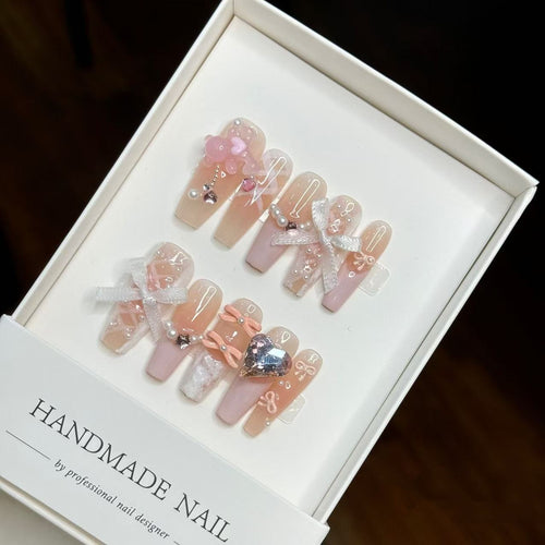 Künstlerisches Press-On-Nagelset mit dekorativem Anstieg und Edelsteinakzenten