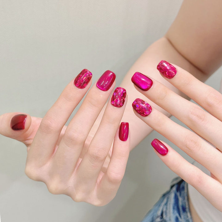 Künstlerisches Press-On-Nagelset mit dekorativen Juwelen
