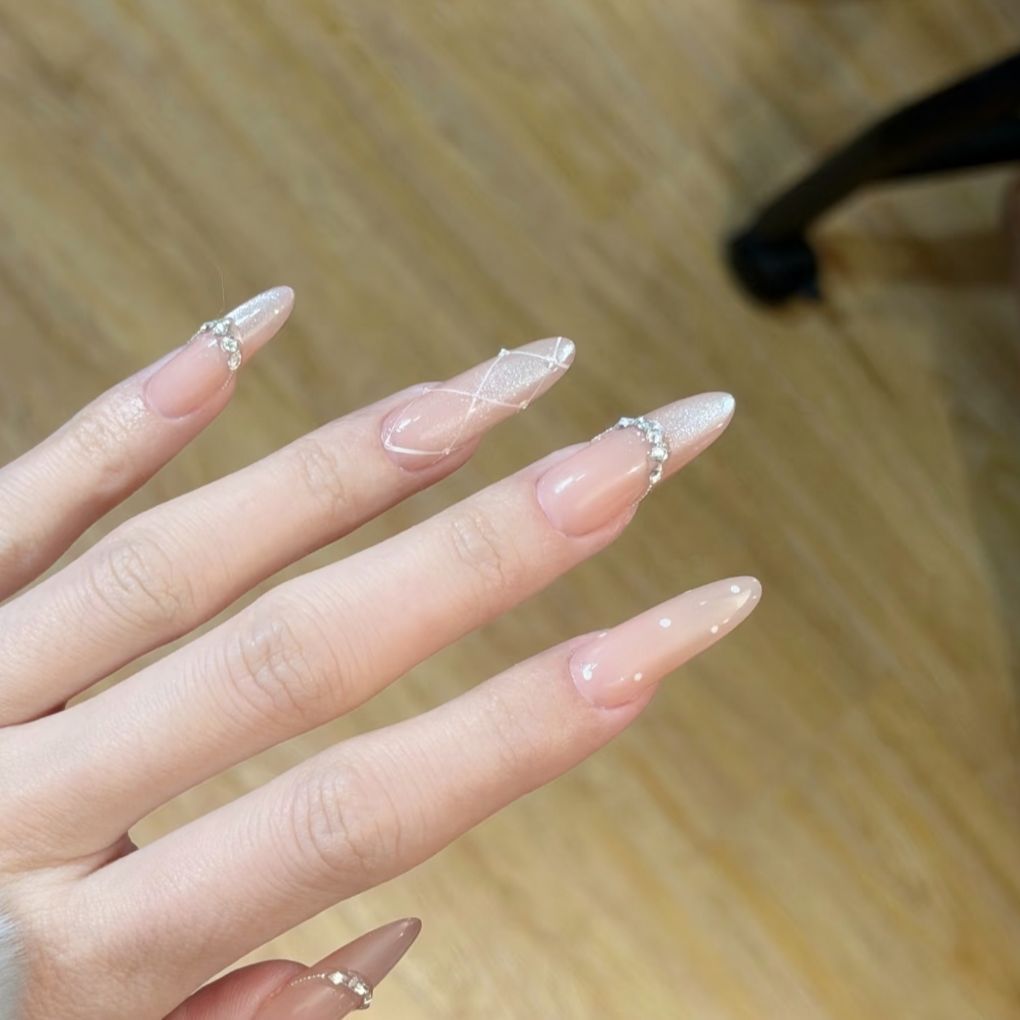 Dekorative Nail Art Extensions mit Strassakzenten