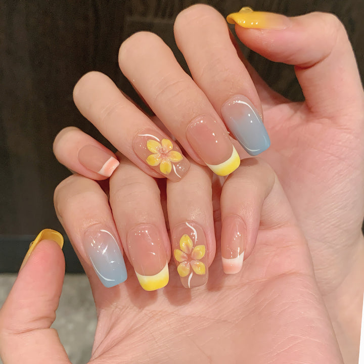 Künstlerisches Press-On-Nagelset mit floralen Designs und Ombre-Akzenten