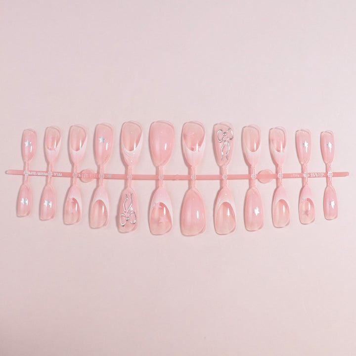 Premium Press-On Nail Set mit dekorativen Akzenten Karnz