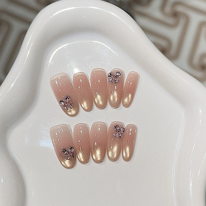 Elegante Kunstnägel mit Glitzer und Floralem Design Karnz