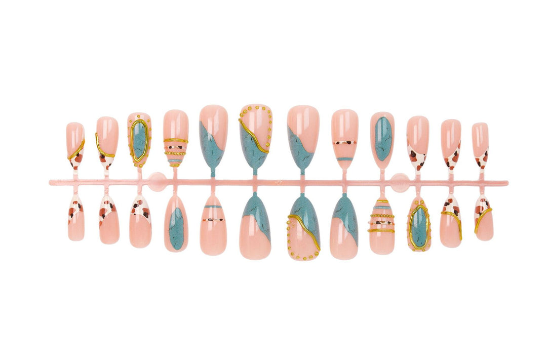 Kunstnagelset mit luxuriösen Dekorationselementen und eleganten Designs Karnz