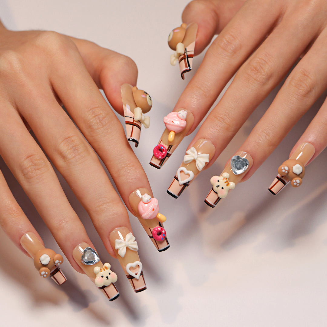 Künstliche Nagelkunst mit niedlichen Tier- und Süßigkeitenmotiven Karnz