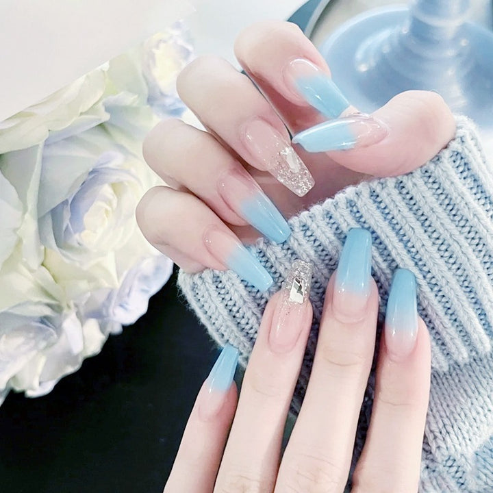 Kunstnagelset mit eleganten Ombre- und Glitzerakzenten Karnz