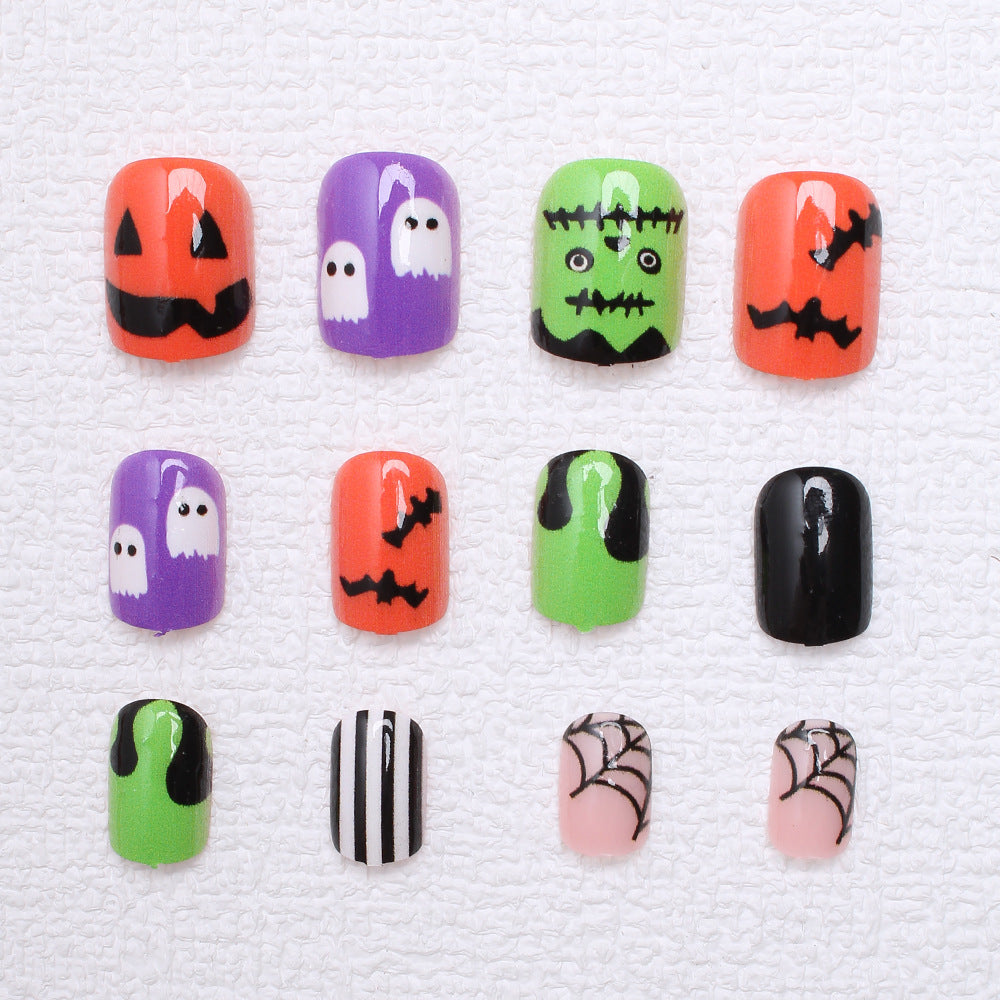 Nagelkunstset mit Halloween-Motiven und kreativen 3D-Akzenten Karnz