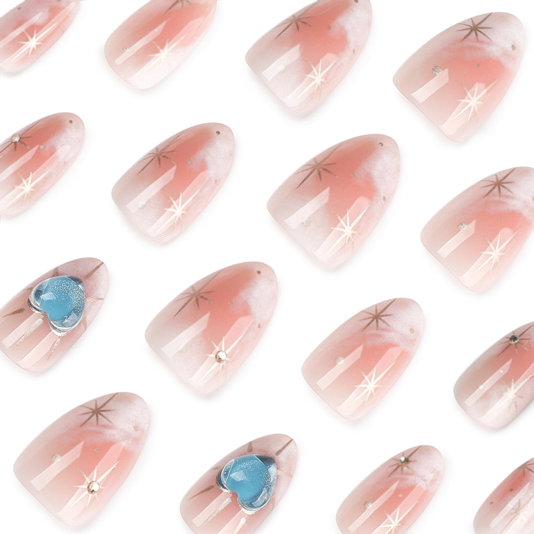 Nageldesign mit dekorativen Herzen und Glitzerakzenten Karnz