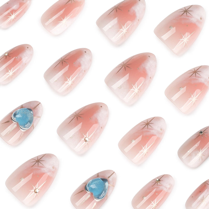 Nageldesign mit dekorativen Herzen und Glitzerakzenten Karnz