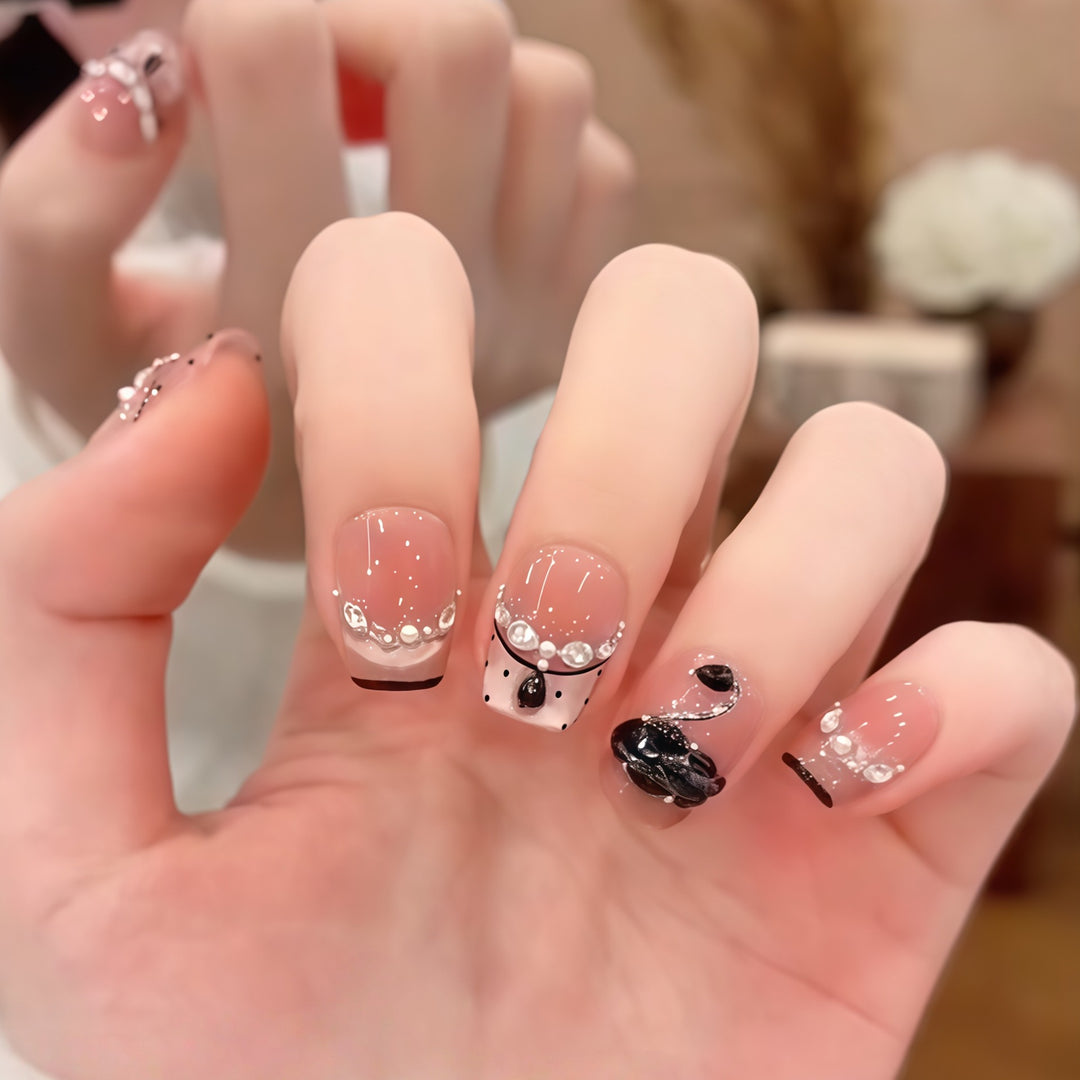 Elegante Kunstnägel mit Blumendekor und Glitzer Karnz
