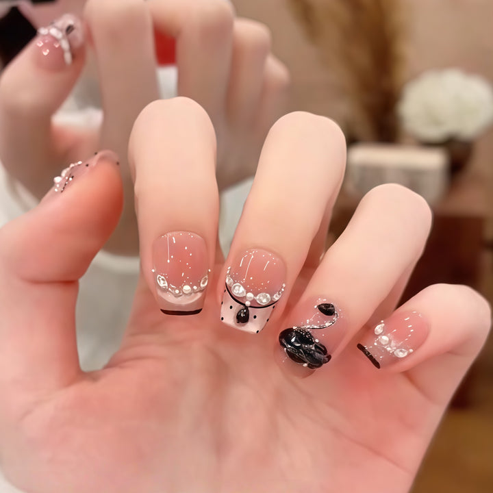 Elegante Kunstnägel mit Blumendekor und Glitzer Karnz