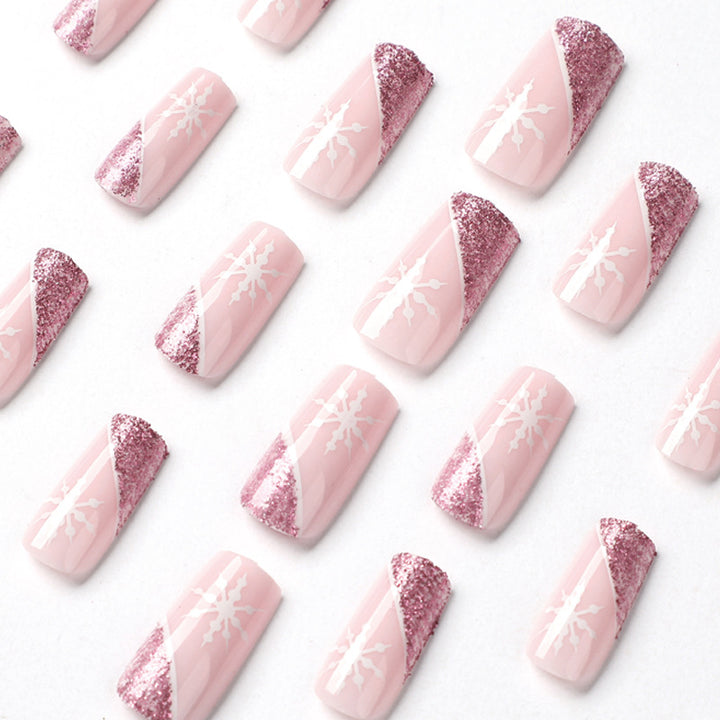 Kunstvolle Nagelverlängerungen mit festlichem Glitzer und Schneeflockendesign Karnz