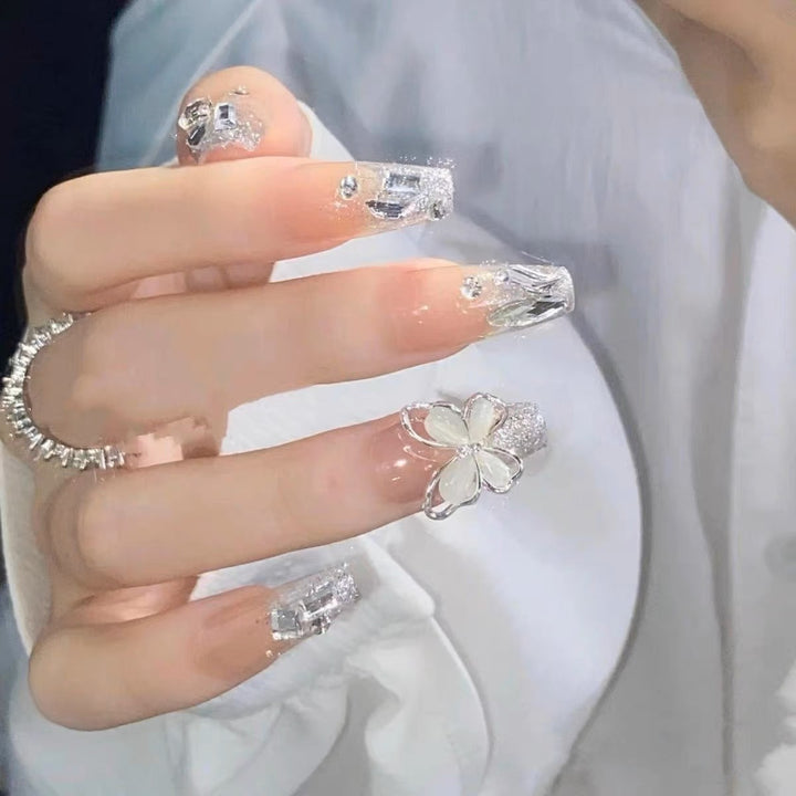 Künstlerisches Press-On-Nagelset mit einzigartigen Schleifenmotiven Karnz