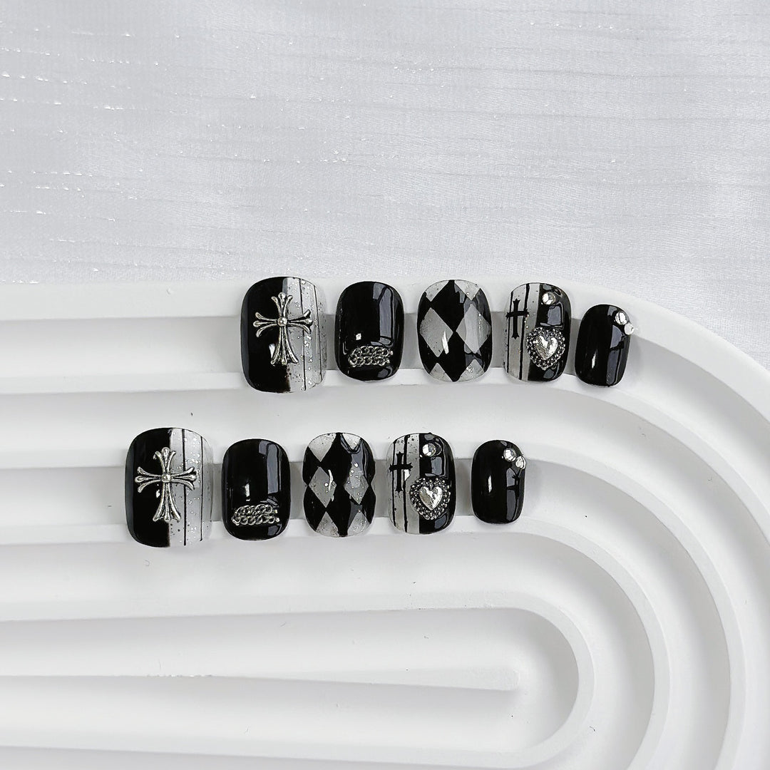 Künstlerisches Press-On Nagelkunstset mit Herz- und himmlischen Designs