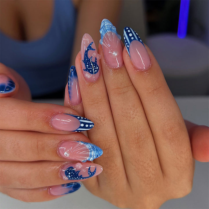 Kunstvolle Nagelspitzen mit maritimen Motiven Karnz