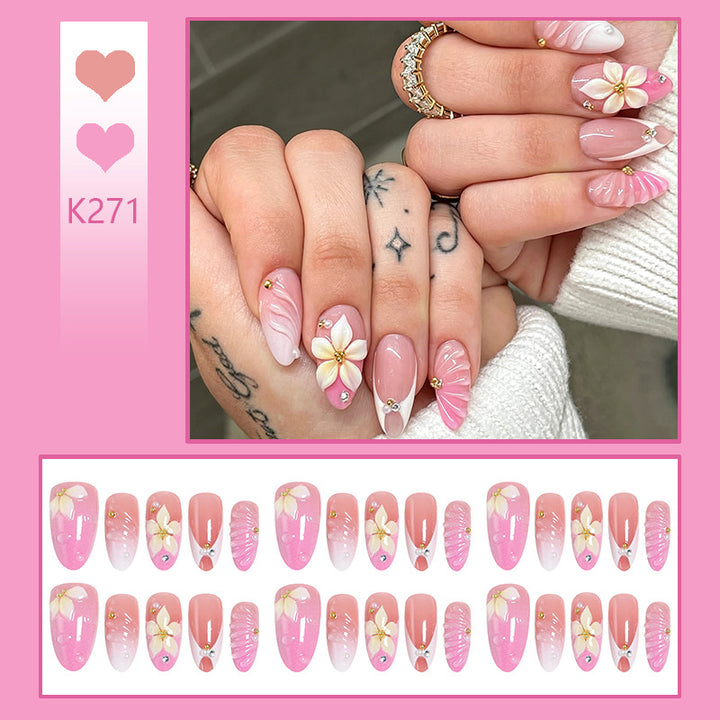 Kunstnagelset mit filigranen Blütenmustern und funkelnden Akzenten Karnz