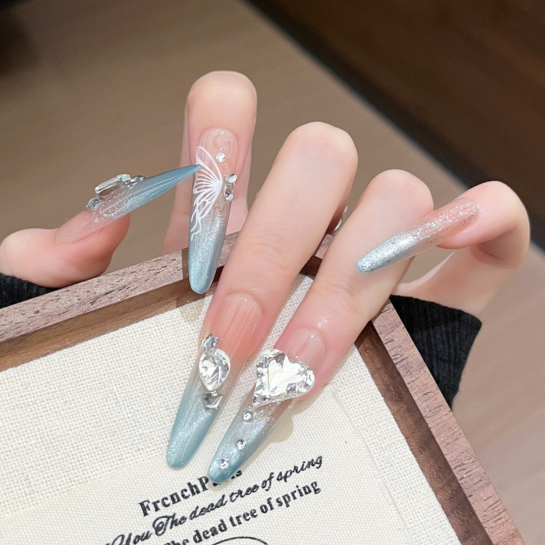 Künstlerische Stiletto Press-On Nagelkunst mit schimmernden Akzenten Karnz