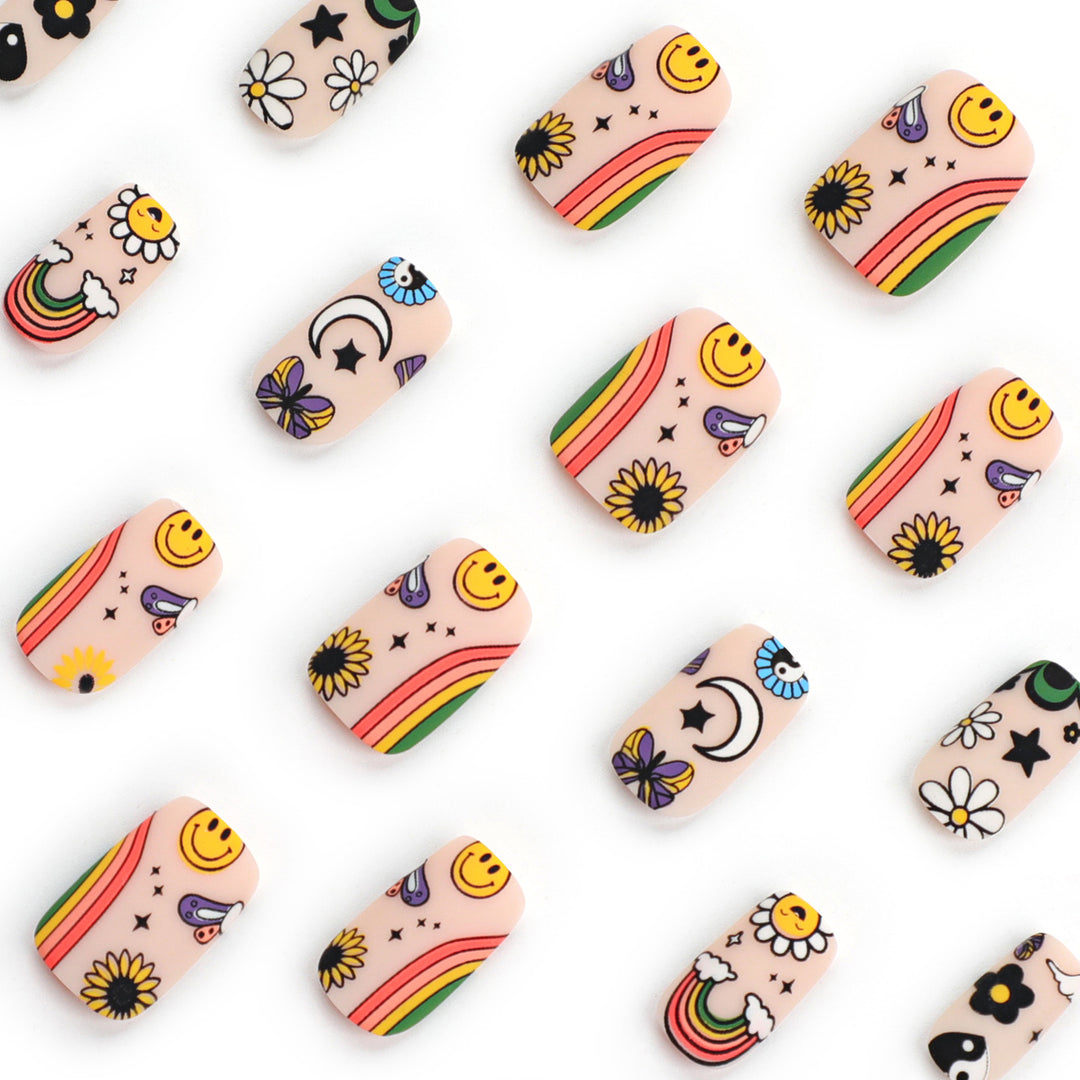 Künstliche Nagelkunst mit bunten Motiven und kreativem Dekor Karnz