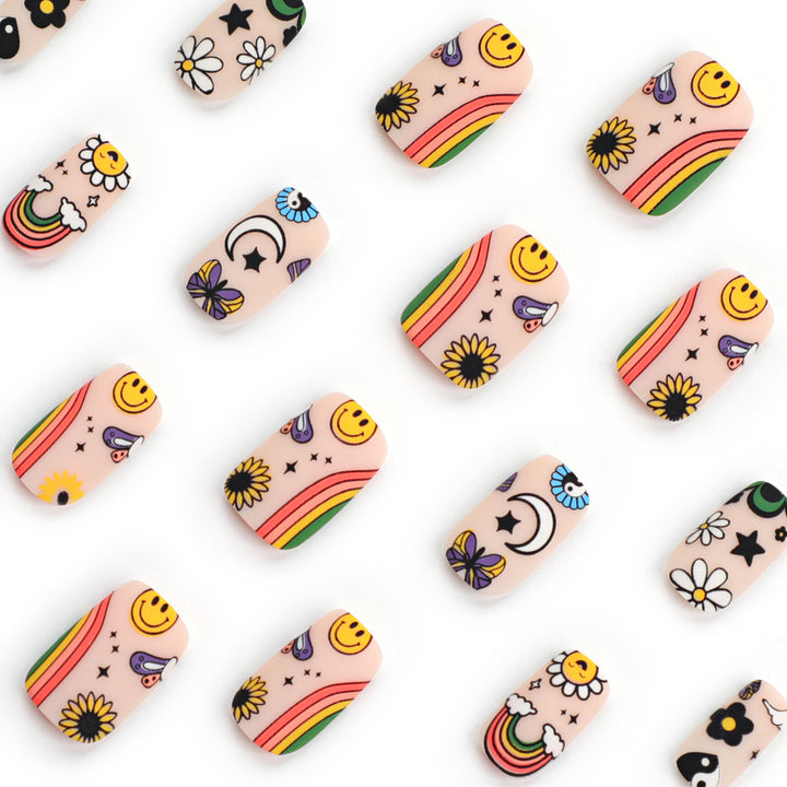 Künstliche Nagelkunst mit bunten Motiven und kreativem Dekor Karnz