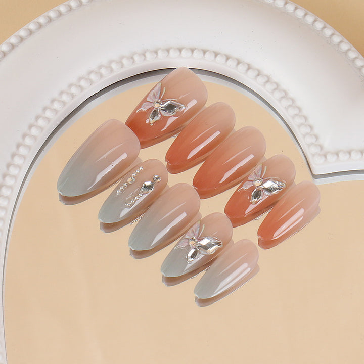Elegantes Press-On-Nagelkunst-Set mit floralen und Edelstein-Akzenten Karnz