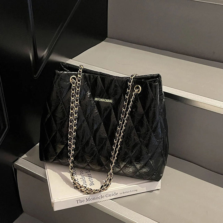 Gepolsterte Tote-Tasche mit Ketten-Details Karnz