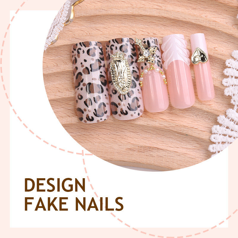 Kreatives Kunstnagelset mit Leopardendesign und eleganten Verzierungen Karnz