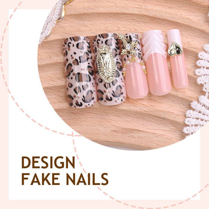 Kreatives Kunstnagelset mit Leopardendesign und eleganten Verzierungen Karnz