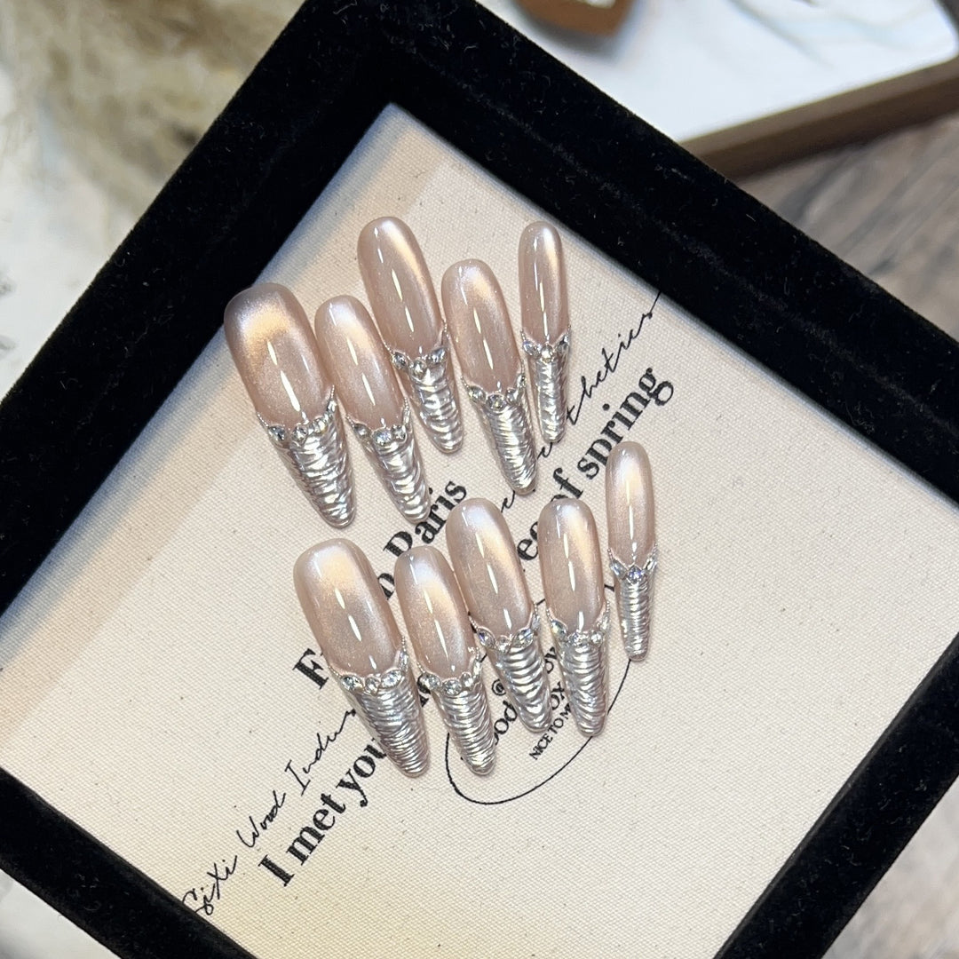 Stylisches Press-On-Nagelset mit metallischen Akzenten