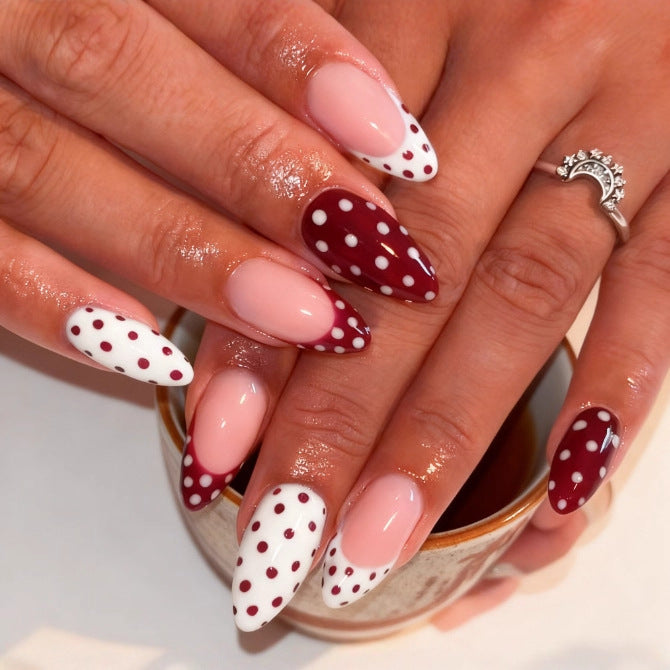 Chic dekorative Press-On Nagelverzierungen Karnz