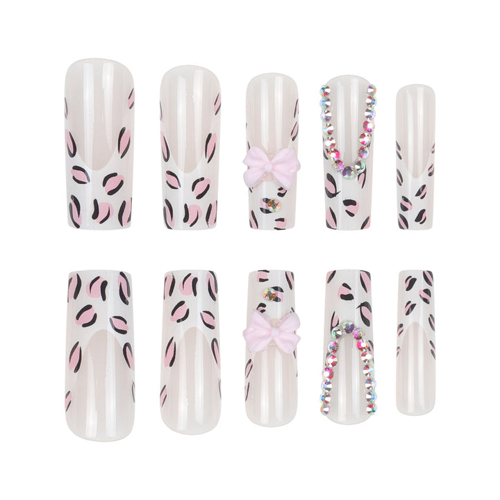 Dekorative Lange Stiletto Nageldesigns Karnz