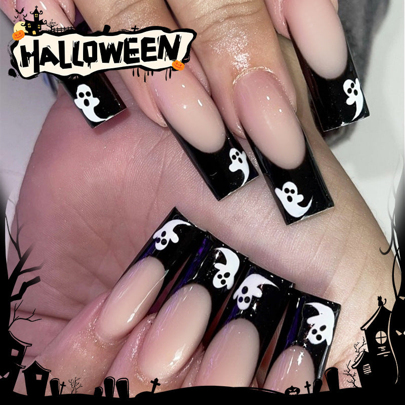 Kreatives Halloween Kunstnagelset mit gruseligen Geisterdesigns und Glitzer Karnz