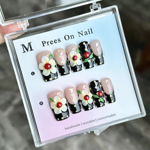 Handgefertigtes dekoratives Druck-Nagelset mit floralem Akzent