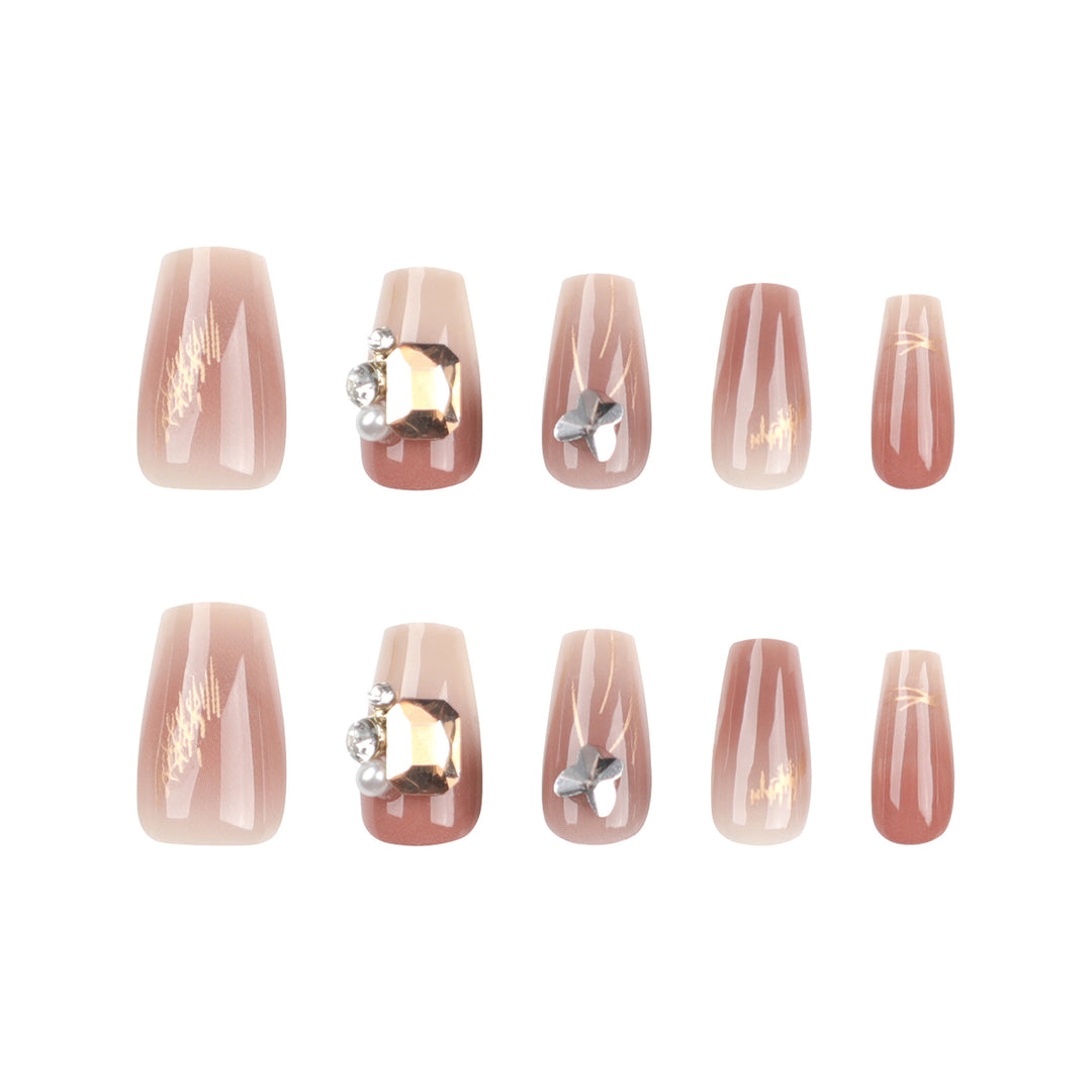 Künstliche Nagelkunst mit eleganten Schmuckakzenten Karnz